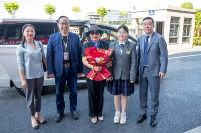 开国元勋、海军大将肖劲光之女肖凯教授参加南昌启华双语学校首届入团仪式